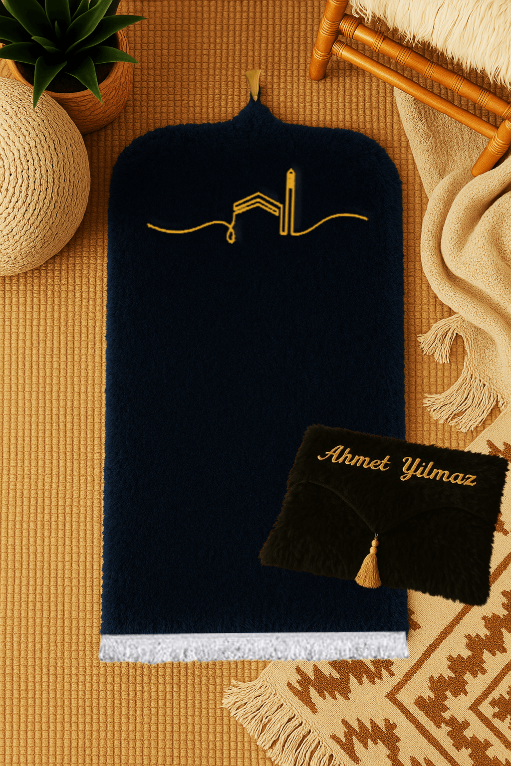 İsme Özel Çantalı İşlemeli Siyah Peluş Seccade Seti - Lüks Hediyelik 70x120cm - Carpetella