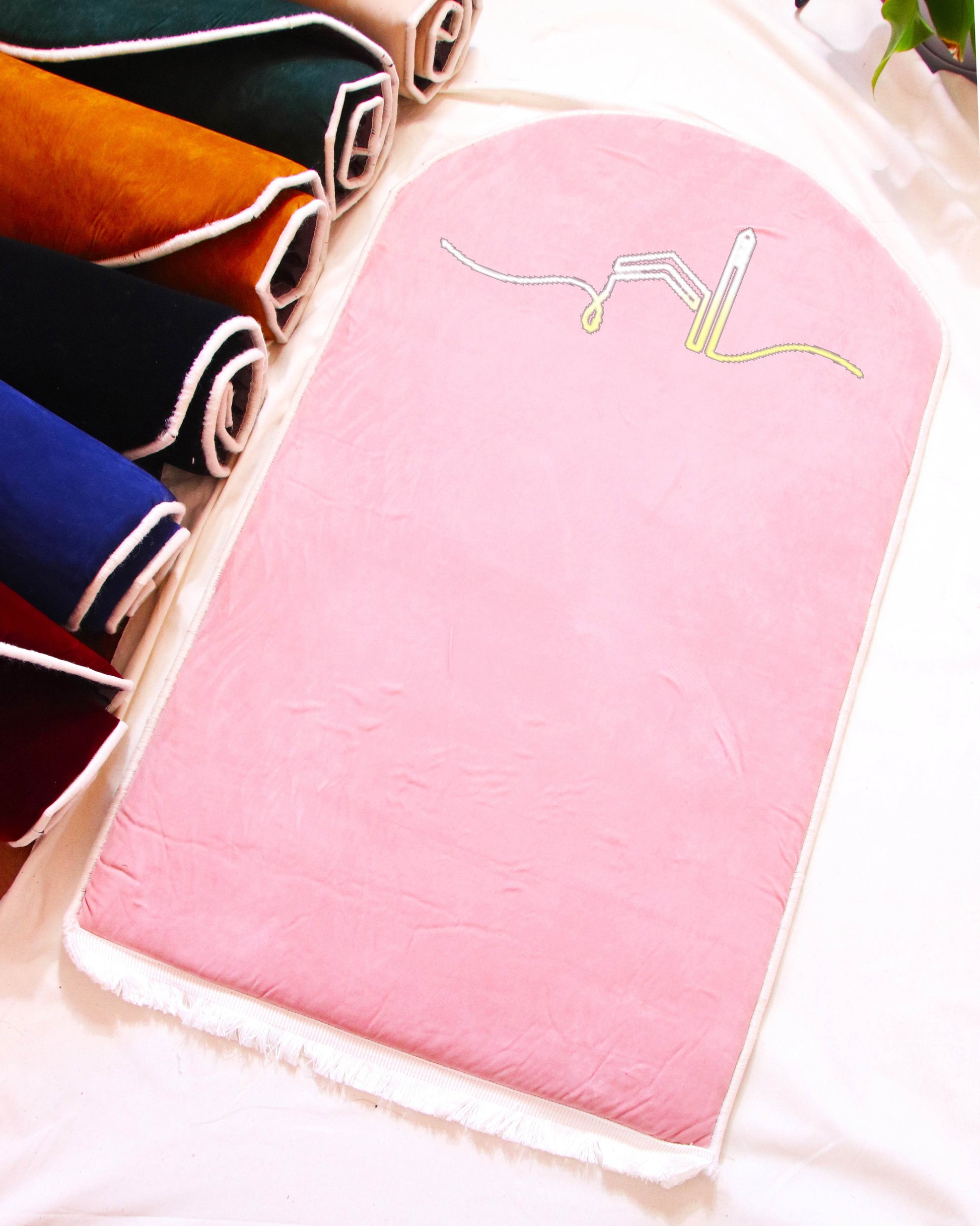 Pembe Kabe İşlemeli Kadife Seccade | Ortopedik 3cm Süngerli - Carpetella