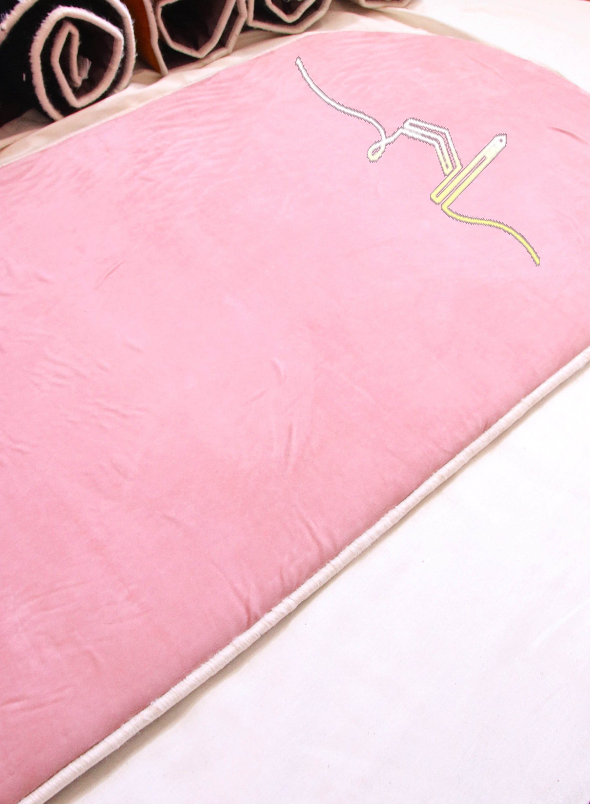 Pembe Kabe İşlemeli Kadife Seccade | Ortopedik 3cm Süngerli - Carpetella